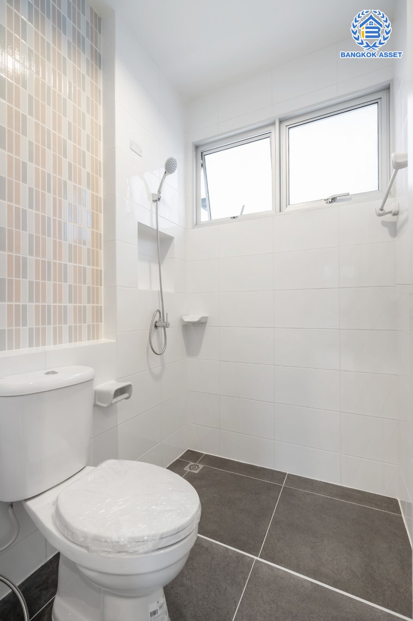 บ้านมือสองตกแต่งใหม่ ม.วิลล่าการ์เด้น3 บางกรวย-ไทรน้อย เนื้อที่ 54.2 ตร.ว. ฟังก์ชัน 4 ห้องนอน 3 ห้องน้ำ จอดรถได้ 2 คัน บรรยากาศเป็นส่วนตัว บนทำเลศักยภาพ ใกล้เซ็นทรัลเวสต์เกต เชื่อมต่อหลายเส้นทาง ถ.รัตนาธิเบศร์, ถ.กาญจนาภิเษก และราชพฤกษ์ และรถไฟฟ้า "สถานีบางพลู"...